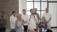 Presiden Joko Widodo (Jokowi) menyerahkan bantuan pangan berupa Cadangan Beras Pemerintah (CBP), bertempat di Tandon Ciater, Serpong, Tangsel, hari ini Senin, 19 Februari 2024. (Istimewa)