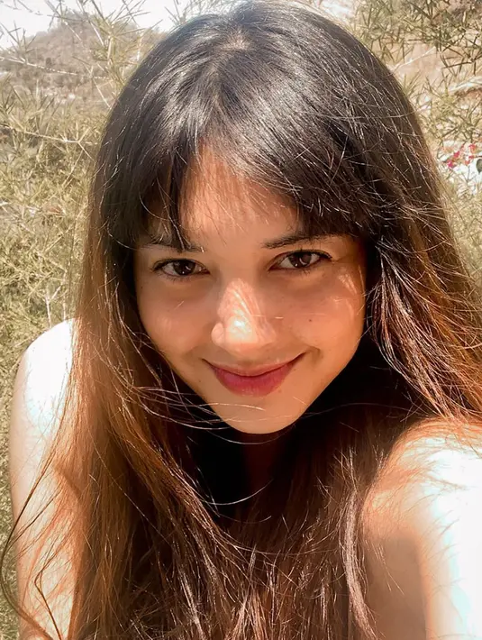 Soal cantik memang didambakan bagi banyak perempuan dan tak jarang yang menggunakan berbagai jenis makeup. Namun seperti yang dikatakan Aurelie Moeremans, terpenting adalah percaya diri dan produk makeupnya cocok di kulit. (Instagram/aurelie)