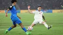 <p>Pemain Timnas Indonesia, Calvin Verdonk (kanan) berusaha memotong bola umpan pemain Filipina pada laga terakhir Grup F putaran kedua kualifikasi Piala Dunia 2026 Zona Asia di Stadion Utama Gelora Bung Karno (SUGBK) Senayan, Jakarta, Selasa (11/6/2024). (Bola.com/M Iqbal Ichsan)</p>