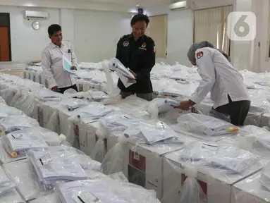 Aktivitas petugas Komisi Pemilihan Umum (KPU) DKI Jakarta saat mendistribusikan logistik pemilu di Kecamatan Makasar, Jakarta, Selasa (26/11/2024). (Liputan6.com/Herman Zakharia)