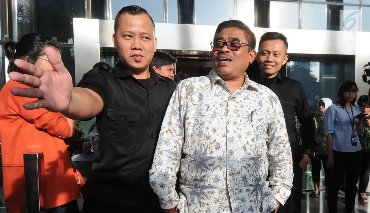 Dirjen Otda Kemendagri Soni Sumarsono menjawab pertanyaan wartawan usai diperiksa oleh penyidik di Gedung KPK, Jakarta, Kamis (10/1). Soni diperiksa sebagai saksi terkait dugaan kasus suap pengurusan izin pembangunan Meikarta. (Merdeka.com/Dwi Narwoko)