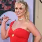 Penyanyi pop, Britney Spears menghadiri premier film "Once Upon a Time in Hollywood" di TCL Chinese Theatre pada 22 Juli 2019. Britney Spears hadir di acara tersebut mengenakan gaun mini merah yang memukau dengan potongan kecil di bagian tengah. (VALERIE MACON / AFP)