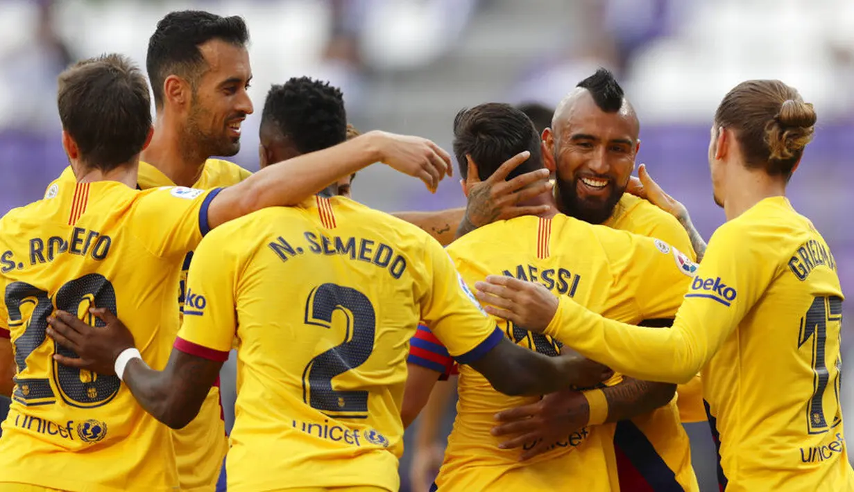 Para pemain Barcelona merayakan gol yang dicetak oleh Arturo Vidal ke gawang Real Valladolid pada laga La Liga di Stadion Jose Zorrilla, Sabtu (11/7/2020). Barcelona menang 1-0 atas Real Valladolid. (AP Photo/Manu Fernandez)