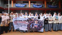 Pembalap berusia 29 tahun itu mengaku sangat terkejut dengan sambutan masif yang diberikan oleh keluarga besar SMK Negeri 39 Jakarta. (Bola.com/M Iqbal Ichsan)