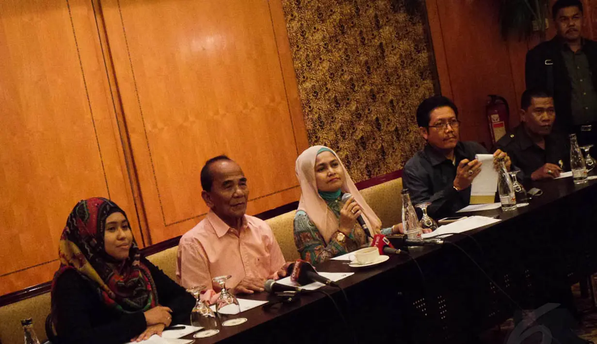 Gubernur Riau Annas Maamun didampingi kuasa hukumnya saat menggelar konferensi pers di Hotel Sultan, Jakarta, Kamis (11/9/14). (Liputan6.com/Faizal Fanani)