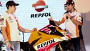 Dua pembalap MotoGP, Marc Marquez bersama Dani Pedrosa menghadiri peluncuran All New Honda CBR250RR Repsol Edition, di Jakarta, Jumat (3/2). Motor edisi terbatas ini didasarkan dari CBR250RR tipe ABS. (Liputan6.com/Faizal Fanani)