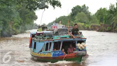 Warga menggunakan perahu motor sebagai transportasi alternatif dari Kota Palembang menuju Ogan Komering Ilir (OKI) di Sungai Baung, Sumsel, Kamis (24/30). Transportasi ini telah menjadi andalan masyarakat sejak lama. (Liputan6.com/Gempur M Surya)