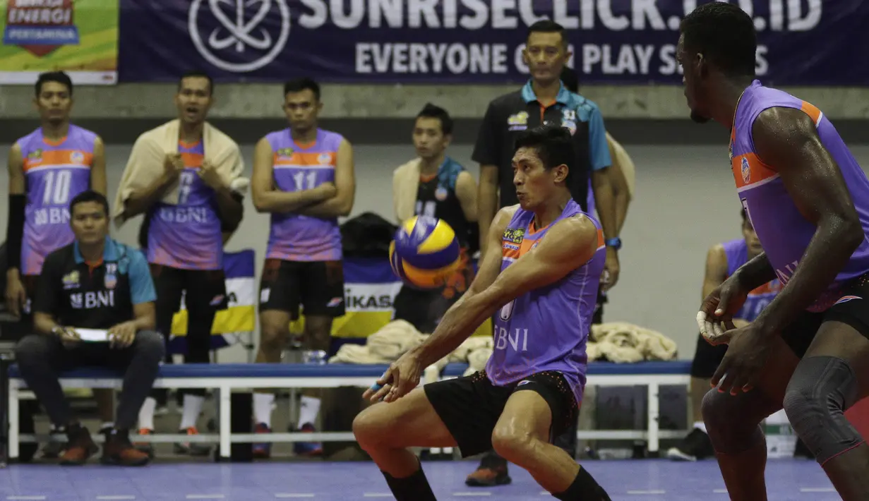 Pemain Jakarta BNI 46, Eko Permana Putra, menahan bola smes pemain Surabaya Bhayangkara Samator dalam final Proliga 2019 di GOR Among Rogo, Yogyakarta, Minggu (24/12). Samator berhasil meraih juara Proliga 2019. (Bola.com/Yoppy Renato)