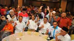 Cagub DKI Jakarta, Anis Baswedan foto bersama dengan masyarakat Minang yang tinggal di Jakarta, Sabtu (21/1). Dalam dialog tersebut masyarakat Minang yang tergabung dalam DUNSANAK Anies-Sandi siap memenangkan pemilu DKI. (Liputan6.com/Angga Yuniar)