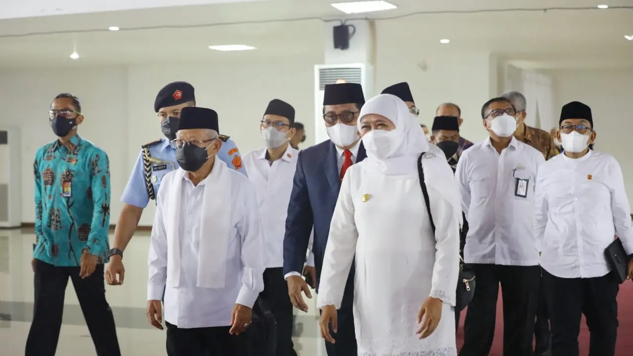 Wapres Ma'ruf Amin didampingi Gubernur Jatim Khofifah Indar Parawansah, saat kunjungan ke Jatim. (Dian Kurniawan/Liputan6.com)