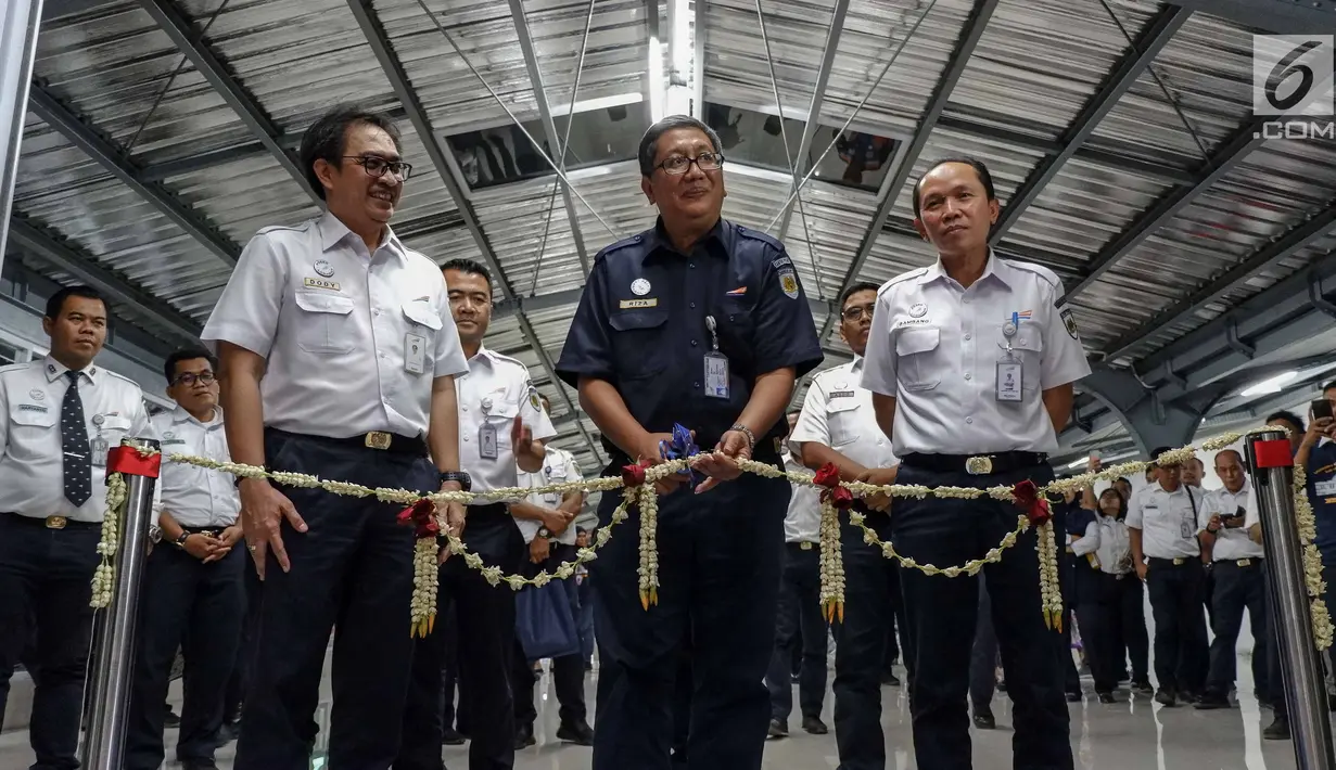 Direktur Aset Tanah dan Bangunan KAI Dody Budiawan, Komisaris Utama PT KAI Riza Prima, Direktur Logistik dan Pengembangan KAI Bambang Eko Martono meresmikan ruang tunggu penumpang KA Jarak Jauh di Stasiun Jakarta Kota, Rabu (29/5/2019). (Liputan6.com/Faizal Fanani)