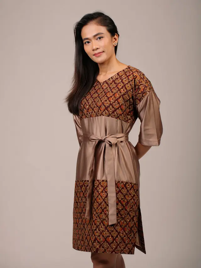 Model Tunik Batik Kombinasi Kain Polos untuk Usia 40-an