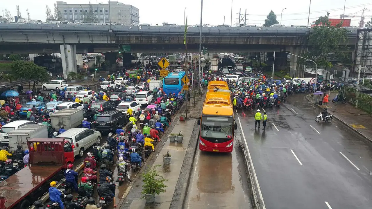 Genangan Tinggi di Jakarta Sebabkan Macet