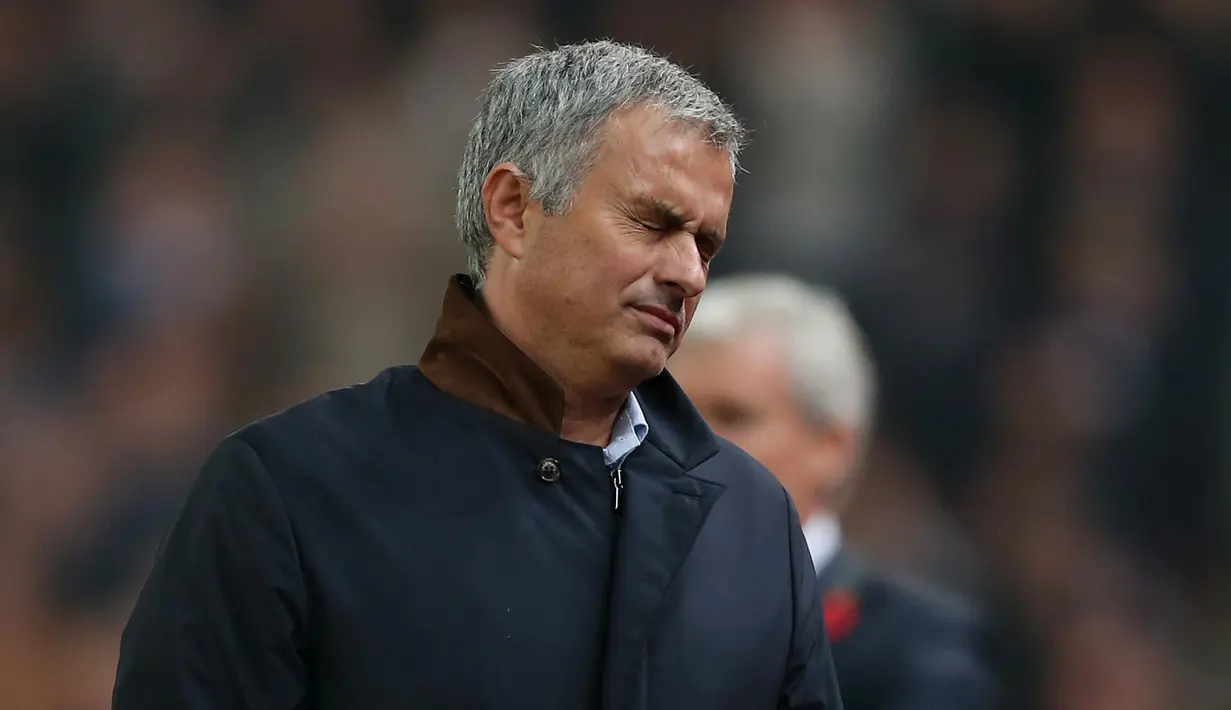 Jose Mourinho tampak kecewa saat menyaksikan anak asuhannya bertanding melawan Stoke City pada di Britannia Stadium, Inggris, Selasa (27/19/2015). Dengan hasil ini rumor pemecatan Mou akan semakin kencang. (Reuters/Darren Staples)