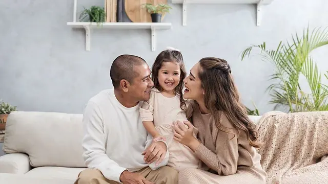 7 Pemotretan Yasmine Wildblood dengan Keluarga Kecilnya Ini Kompak Banget