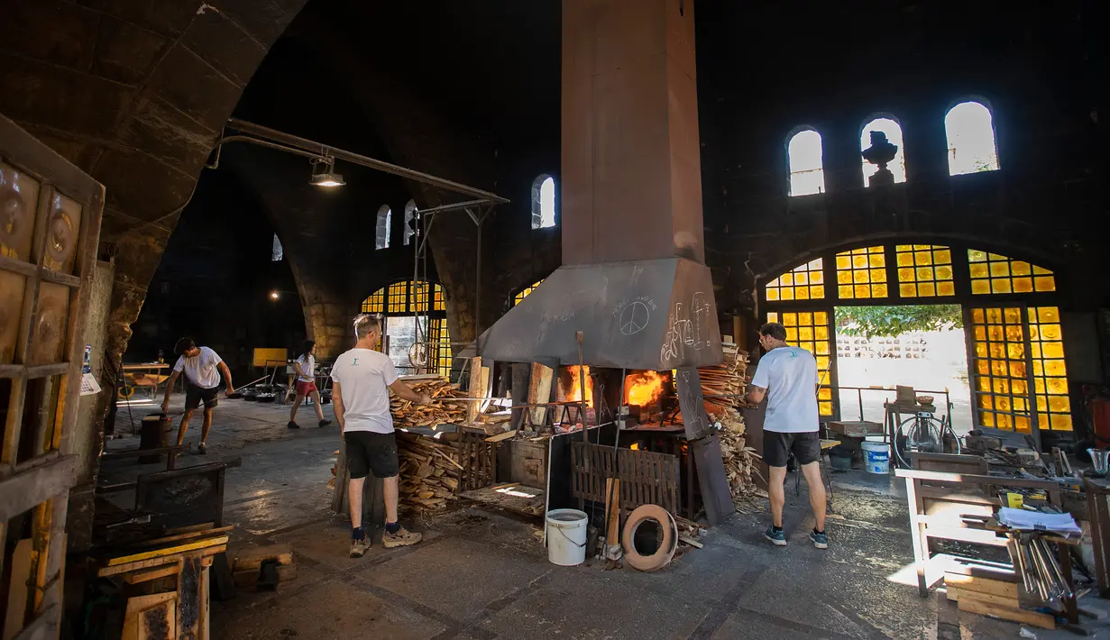 Peniup kaca bekerja di pabrik kaca Vidrios Gordiola, Algaida, Pulau Mallorca, Spanyol 27 Agustus 2021. Pemerintah Spanyol pada Juli 2021 mendeklarasikan teknik meniup kaca di Spanyol sebagai Warisan Budaya Tak Benda. (JAIME REINA/AFP)
