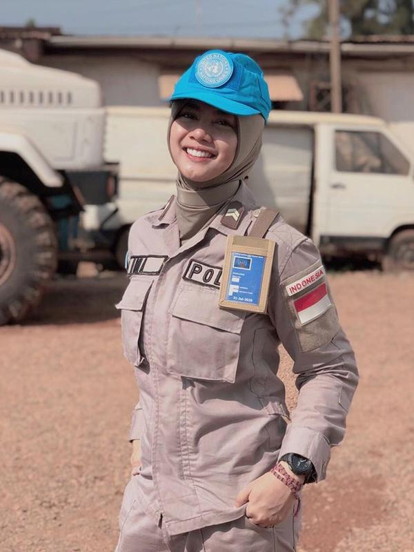 Potret Hikma Nur Syafa atau akrab disebut Briptu Imah saat kenakan seragam kepolisian, berkharisma banget! (Liputan6.com/IG/hikmanursyaa)