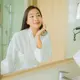 Potret perempuan cantik yang sedang melakukan rutinitas skincare harian. (©mrsiraphol/DepositPhotos)