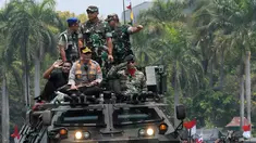 Defile kendaraan alat utama sistem pertahanan (Alutsista) Tentara Nasional Indonesia (TNI) pada acara gladi bersih HUT ke-78 TNI di Lapangan Silang Monas, Jakarta, Selasa (3/10/2023). HUT ke-78 TNI mengangkat tema "TNI Patriot NKRI Pengawal Demokrasi untuk Indonesia Maju". (merdeka.com/Imam Buhori)