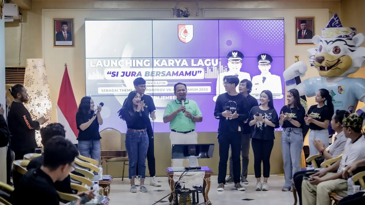 Bupati Jember Hendy Siswanto (Tengah) Mersemikan lagu Si Jura Bersamamu menjadi lagu resmi Porprov  Jatim di Jember (Istimewa)
