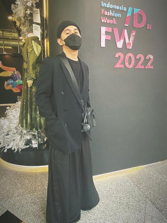 6 Potret Terbaru Theo Ex Dynamite, Dulu Member Boyband Kini Sukses Jadi MUA