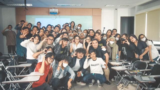 Sebut Enggak Pelit Nilai, Ini 7 Potret Dian Sastro Jadi Dosen di Vokasi UI