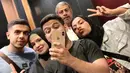 Fadil dan keluarganya foto bersama di depan cermin. Sebelum terkenal dengan konten bersama keluarganya, Fadil sudah aktif membuat video di Youtube bersama sahabat-sahabatnya yang bernama Samsolese. (Instagram/@fadiljaidi)