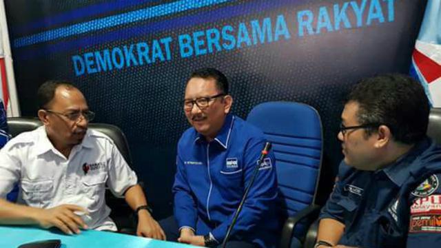 Ketua DPW Demokrat Sulsel, Ni'matullah (tengah) berbincang bersama Ketua Panwaslu Sulsel Laode Arumahi dan Ketua KPU Sulsel M Iqbal