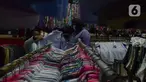 Warga memilih pakaian bekas (Thrifting) di pasar Proyek Senen, Jakarta, Selasa (12/10/2021). Akibat pandemi membuat tren thrifting menjadi alternatif pemasukan baru bagi para pedagang pakaian bekas di tengah pandemi. (merdeka.com/Imam Buhori)
