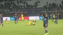 Para pemain Persik Kediri merayakan gelar juara Liga 2 2019 setelah mengalahkan Persita Tangerang pada laga final di Stadion Kapten I Wayan Dipta, Bali, Senin (25/11), Persik menang 3-2 atas Persita. (Bola.com/Gatot Susetyo)