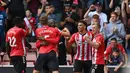 Para pemain Southampton melakukan selebrasi usai tendangan Che Adams (kedua dari kanan) dibelokkan pemain Manchester United Fred sehingga menghasilkan gol bunuh diri pada pertandingan Liga Inggris di Stadion St Mary, Southampton, Inggris, 22 Agustus 2021. Pertandingan berakhir 1-1. (Glyn KIRK/AFP)