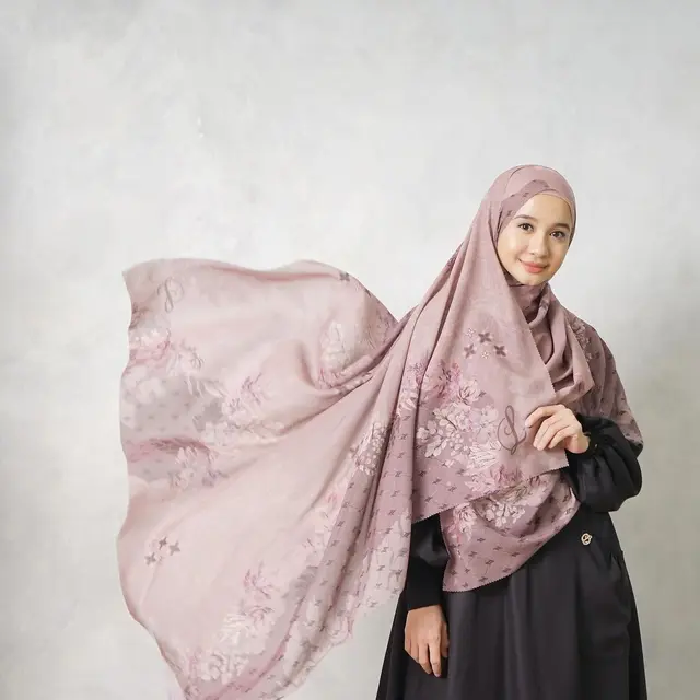 6 Potret Terbaru Laudya Cynthia Bella Kini Sering Pakai Hijab Syar'i, Tampil Beda