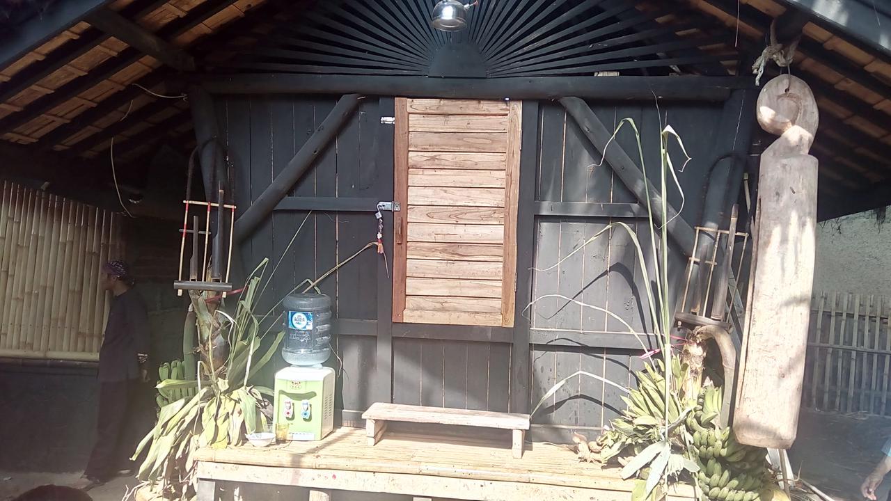 Sebuah bangunan leuit (lumbung) tempat menyimpan hasil bumi masyarakat komunitas sunda wiwitan madrais Garut, Jawa Barat