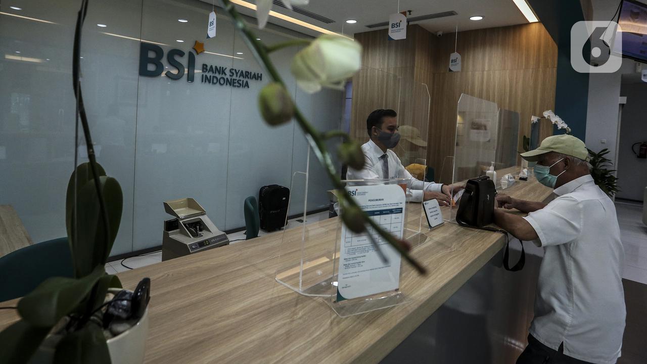 FOTO: Pelayanan Bank Syariah Indonesia Usai Diresmikan Jokowi