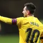 Striker Barcelona, Lionel Messi, saat melawan Atletico Madrid pada laga Liga Spanyol di Stadion Wanda Metropolitano, Minggu (22/11/2020). Barcelona takluk dengan skor 1-0. (AP/Bernat Armangue)