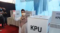 Calon wali kota Tangsel Siti Nur Azizah menggunakan hak pilihnya di TPS 08 Pondok Pucung. (Pramita/Liptan6.com)