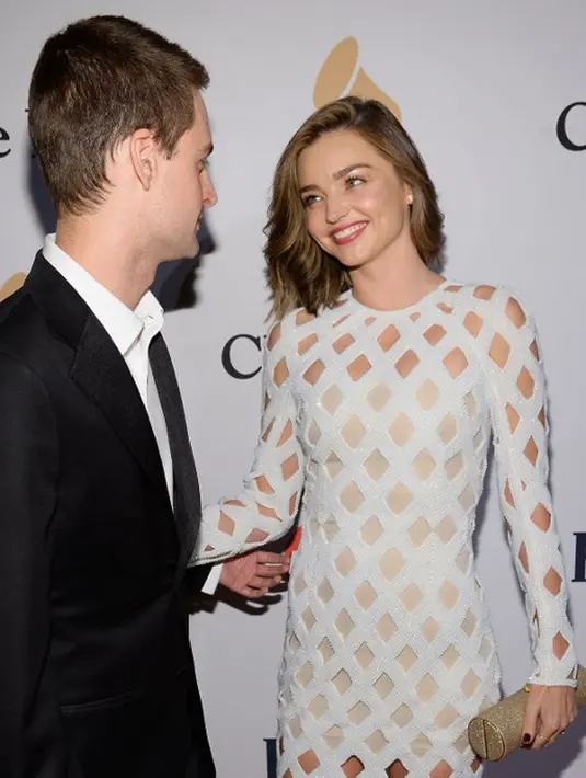 Namun di sisi lain, Orlando mengurus buah hatinya yang tidak ikut Miranda dan Evan berbulan madu. Dari rekaman di Instagram Storynya, terlihat Orlando dan Flynn sedang asik bermain air. (AFP/Bintang.com)