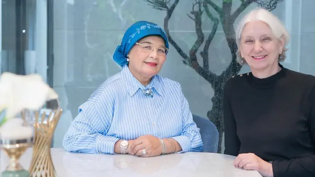 Berkunjung ke Indonesia, Ini 5 Potret Titi Kamal Bertemu Ibunda Christian Sugiono