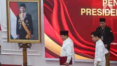 Presiden dan Wakil Presiden terpilih untuk periode 2024-2029, Prabowo Subianto (kiri) bersama Gibran Rakabuming Raka dan Ketua Komisi Pemilihan Umum (KPU) Hasyim Asy'ari (kanan) saat Rapat Pleno Terbuka Penetapan Pasangan Calon Presiden dan Wakil Presiden Terpilih Pemilu Tahun 2024 di Jakarta, Rabu (24/4/2024). (Liputan6.com/Angga Yuniar)