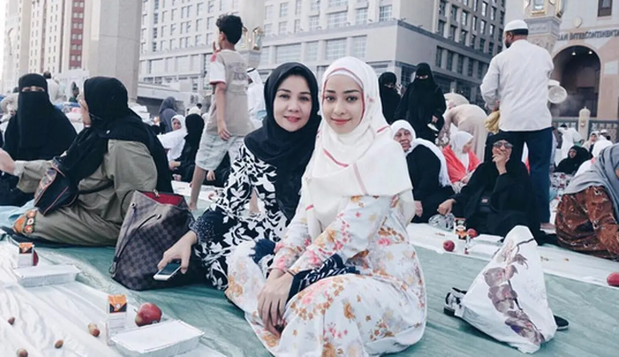 Tidak hanya berfoto dan mengunggah di media sosial. Nampaknya Nikita Willy juga melakukan tradisi lainnya di hari lebaran ini, terutama menikmati menu khas lebaran dan berkumpul dengan keluarga. (Instagram/Nikitawillyofficial94)