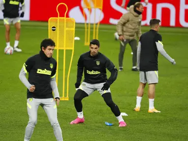 Striker Atletico Madrid, Luis Suarez, tampak serius saat sesi latihan jelang laga Liga Champions di Moskow, Senin (2/11/2020). Atletico Madrid akan berhadapan dengan Lokomotiv Moscow. (Yuri Kochetkov/Pool via AP)