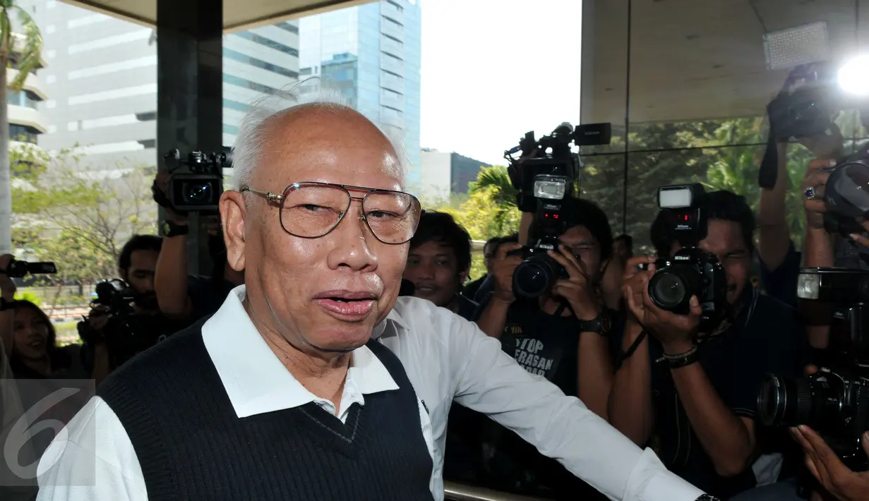 Ketua Dewan Pers Bagir saat mendatangi Gedung KPK, Jakarta, Senin (5/10/2015). Mantan Ketua Mahkamah Agung itu mengaku kedatangannya untuk membahas rencana strategis (renstra) KPK 2015-2019. (Liputan6.com/Andrian M Tunay)