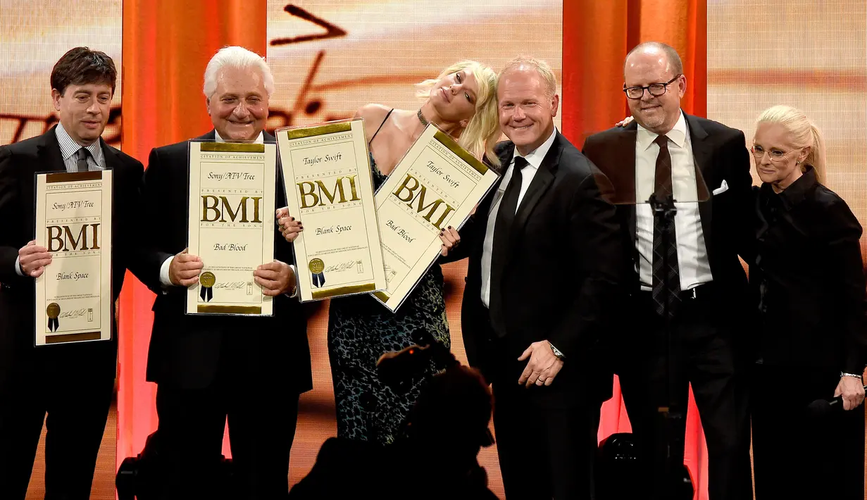Taylor Swift saat mendapatkan dua penghargaan di BMI Pop Awards ke 64 di Beverly Hills , California, AS, (10/5). Sumber terbesar pemasukannya adalah dari tur dunianya untuk album 1989, yakni 61,7 juta dollar AS (Rp 824 miliar). (Frazer Harrison/AFP)