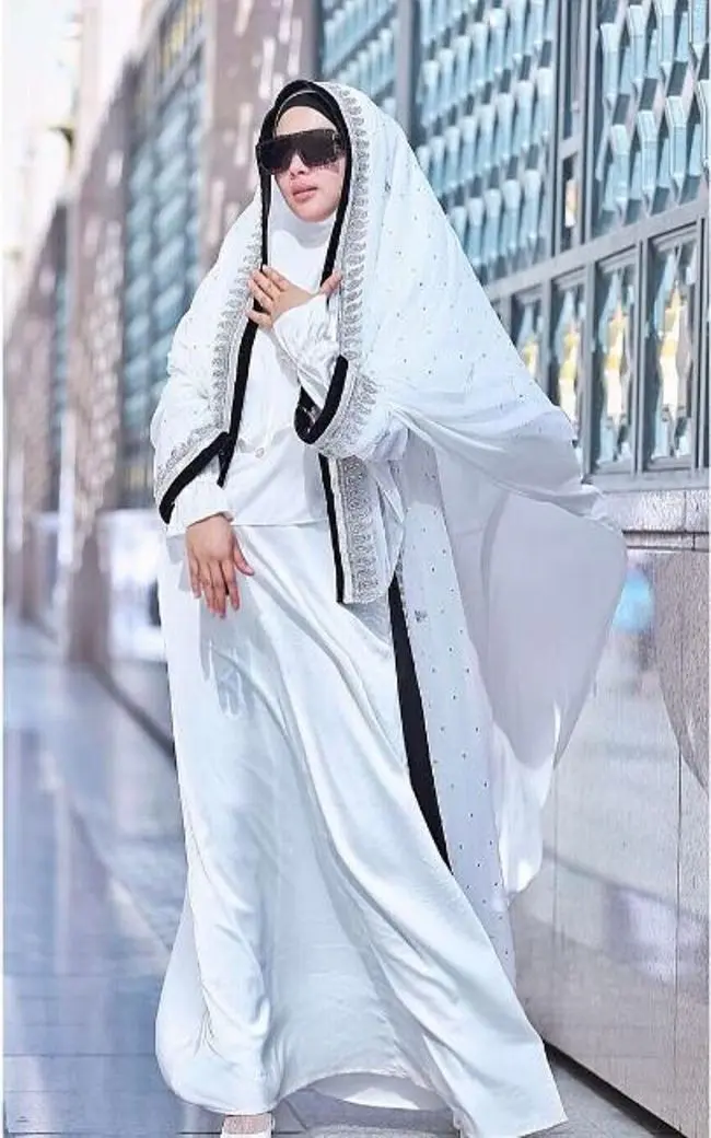 Syahrini kenakan hijab dan gamis selama berada di Tanah Suci (Foto: Instagram)