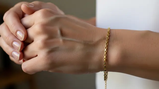 Gelang Emas Simple Elegan untuk Ibu Rumah Tangga Modern 2026/Gemini AI