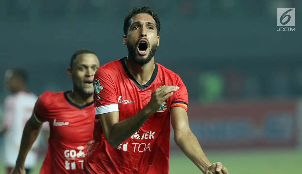 Pemain Persija, Willian Pachecho berlari merayakan gol ke gawang Persija saat lanjutan Liga 1 Indonesia di Stadion Patriot Candra Bhaga, Bekasi, Sabtu (8/7). Persija bermain imbang 1-1 dengan Persipura. (Liputan6.com/Helmi Fithriansyah)