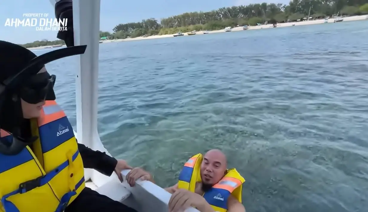 Sudah memakai pelampung, Dhani sempat didorong oleh Mulan Jameela untuk masuk ke dalam air. Momen kocak ini pun sempat membuat banyak krunya bergelak tawa. Usai masuk ke dalam air, ia pun menikmati sensasi snorkling bersama anak-anaknya. (Liputan6.com/YouTube/Ahmad Dhani Dalam Berita)