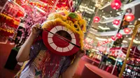 Seorang anak memakai topeng berbentuk barongsai saat mengunjungi Mall Taman Anggrek, Jakarta, Kamis (28/1/2021). Berbagai hiasan memeriahkan perayaan Tahun Baru Imlek 2572 mulai mewarnai pusat perbelanjaan di ibu kota. (Liputan6.com/Faizal Fanani)