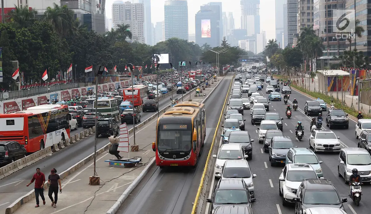 Pemandangan kemacetan kendaraan di Jalan Sudirman, Senayan, Jakarta, Minggu (2/9). Tingginya antusiasme warga yang ingin menonton penutupan Asian Games 2018 menyebabkan kawasan Senayan dipadati kendaraan. (Liputan6.com/Immanuel Antonius)