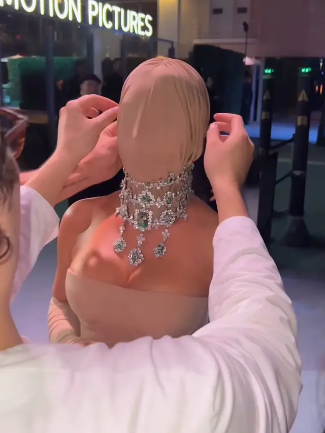 Kim Kardashian di Academy Museum Gala 2025 pakai perhiasaan mewah. [@kimkardashian]